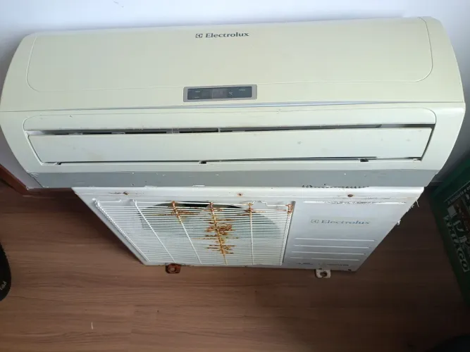 Spliter electrolux 12.000 BTUs , funcionando perfeitamente.