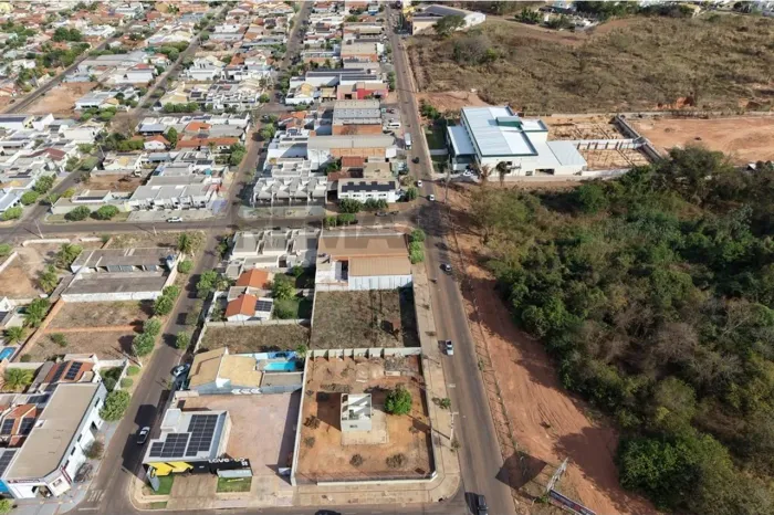Área comercial de esquina na Avenida Goiania em Frente a Fasipe