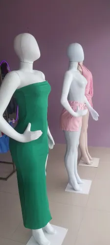 Vendo tudo dentro da loja .Roupas, cabides , manequim, araras, espelhos, provador e cort