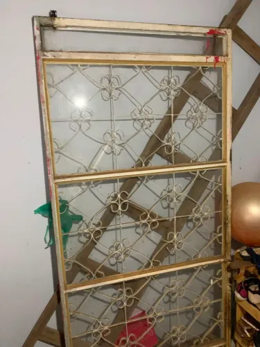 Porta de Ferro com Vidro 2,20m x 90cm - Estrutura Inteira