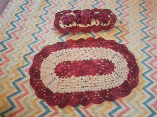 PORTA PAPEL HIGIÊNICO FLORAL COM MINI TAPETE OVAL.