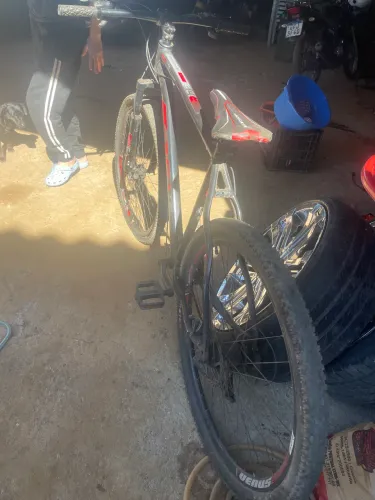 Bicicleta alta 800 a vista ou troco por algo do meu interesse