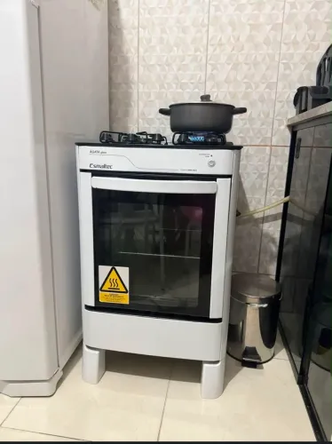 Vendo fogão e mesa de mármore com 4 cadeiras