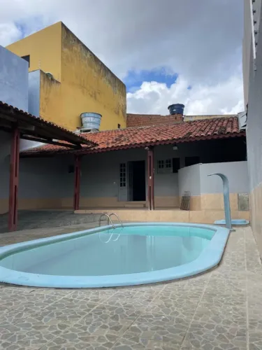 CASA TÉRREA COM PISCINA À VENDA EM CARUARU - 3 QUARTOS, SUÍTE E GARAGEM PARA 3 CARROS!