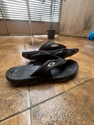 Opera Chinelo Oakley Titan Preto