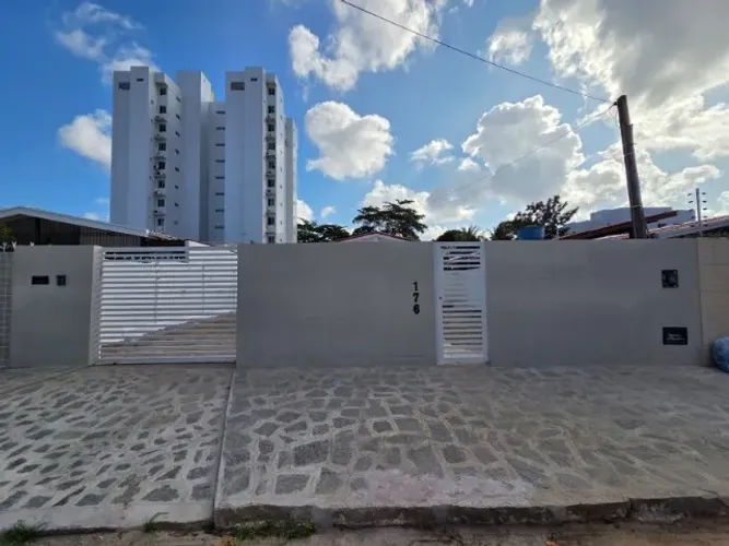 Bancários - Alugo casa nos Bancários, próximo as 3 ruas