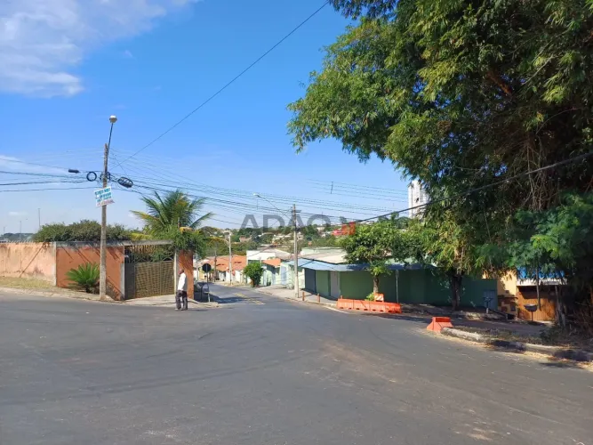 Casa de 2 quartos, no Novo Mundo com LT. grande, OPORTUNIDADE