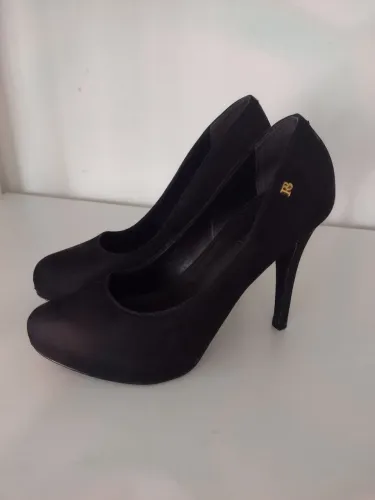 Scarpin preto Raphaella Bozz  n 35