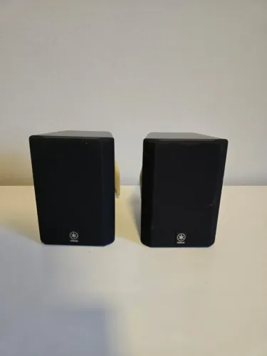 2 Caixas de som Yamaha NX-210P com suporte de parede