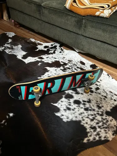 Skate semi novo, shape e trucks novos usados apenas duas vezes.