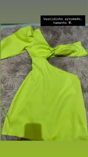 Vestido verde arrumado