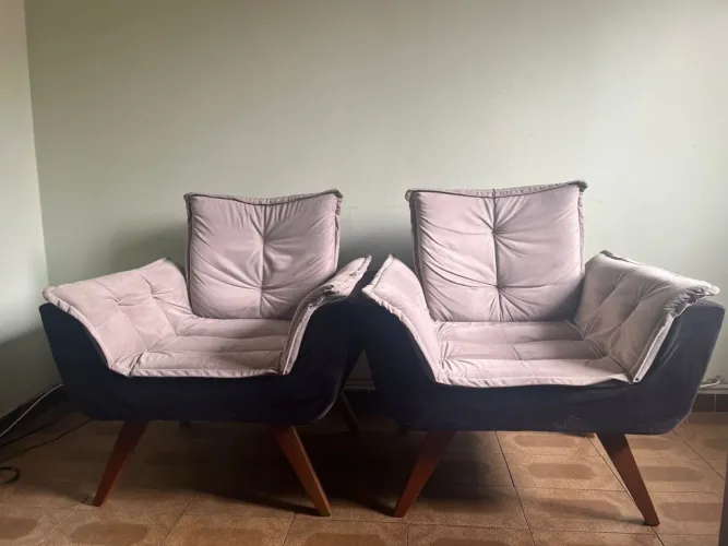 Poltronas decorativas em veludo com pés de madeira