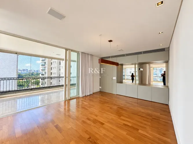 Alugo lindo apto com 4 suites, escritorio e 6 vagas