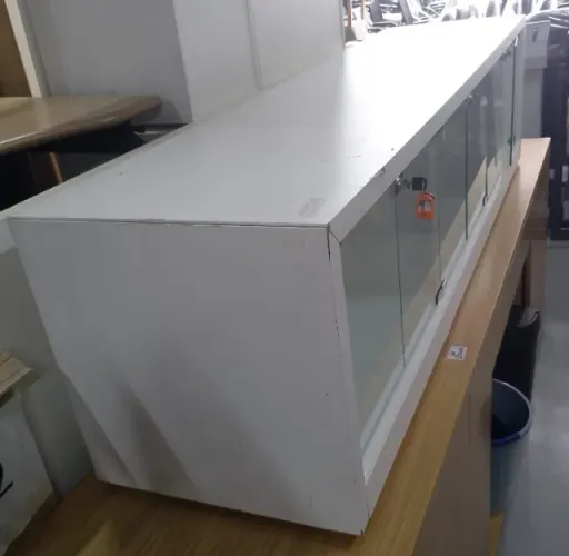 Rack Com Portas de Vidro para Escritório