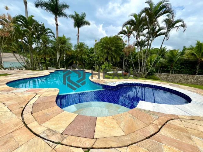 Casa à venda no Costão do Pernambuco, 5 Suítes e 4 Vagas.