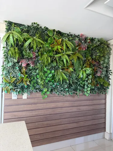 Painel ripado com jardim vertical artificial