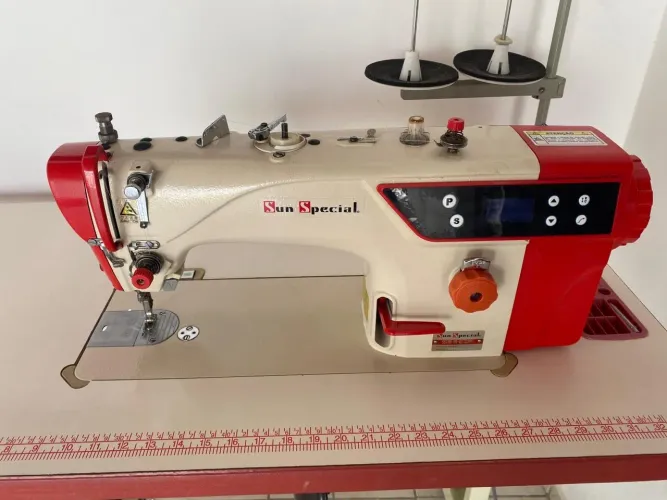 Máquina de costura Reta Industrial Eletrônica Sun Special com Corte de Linha