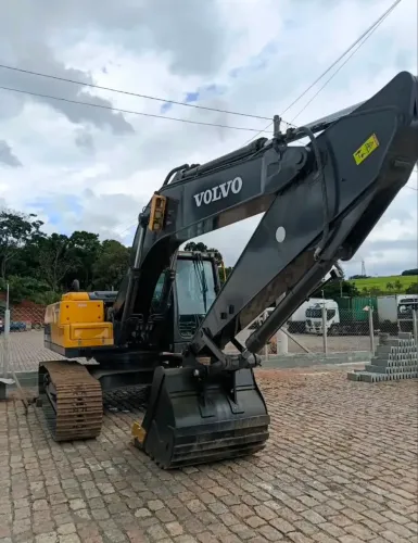 Escavadeira volvo EC 220D ano 2014