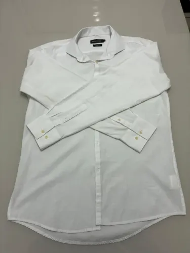 Camisa masculina social na cor branca da Emporio Colombo. 