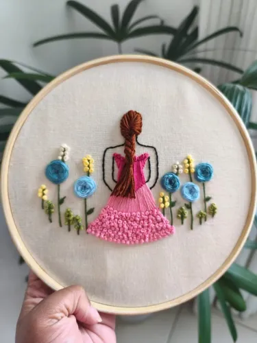 Bastidor Bordado Artesanal Menina em Flor 20cm | Decoração Infantil e Feminina