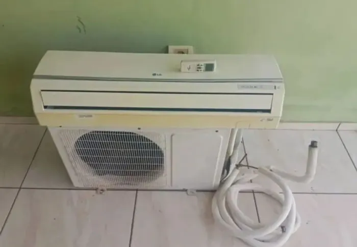 SPLIT COM GÁS RECOLHIDO, CONTROLE REMOTO E LIMPEZA FEITA. TÁ SÓ NO PONTO DE INSTALAÇÃO.