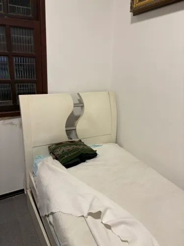 Conjunto de móveis madeira maciça (cama e escrivaninha)