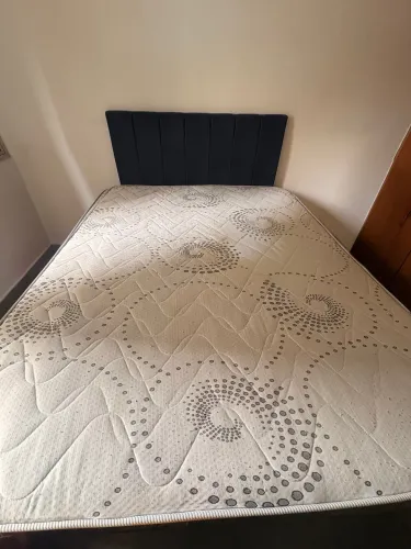 Cama box queen sized com base