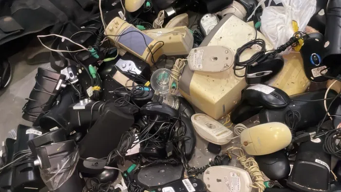 Mouse e caixa de som para computador