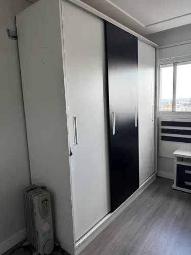 GUARDA ROUPA COM PORTAS DE CORRER