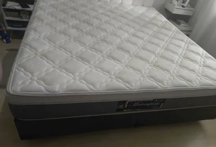 Cama king em excelente estado