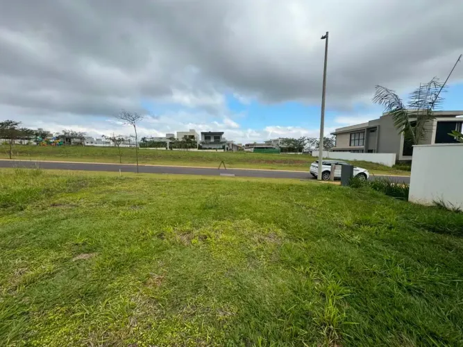 Terreno à venda com 383 metros quadrados no Condomínio Tamboré - Uberlândia - MG