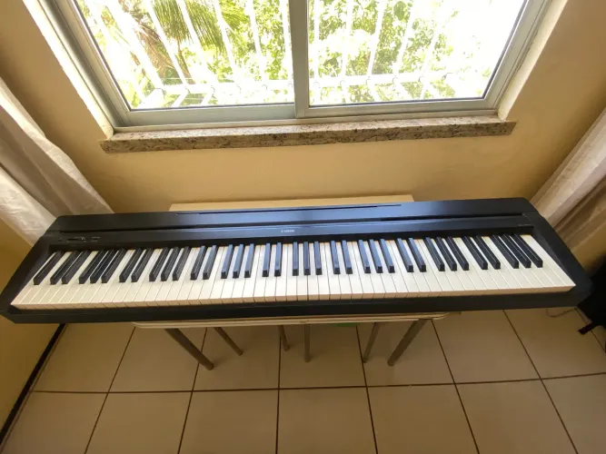 Piano digital Yamaha P-45 com defeito