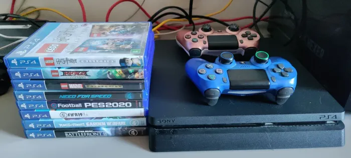PS4 1Tb + 2 controles + 8 jogos