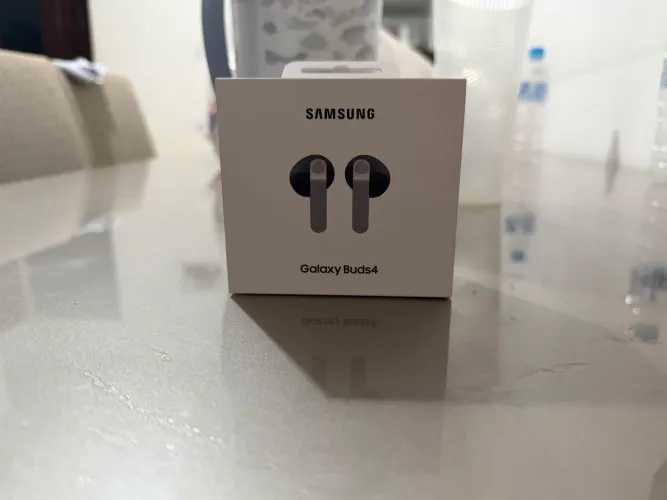 Galaxy Buds 4 Novo na caixa.