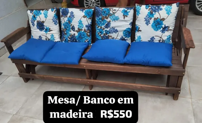 Mesa de madeira com bancos