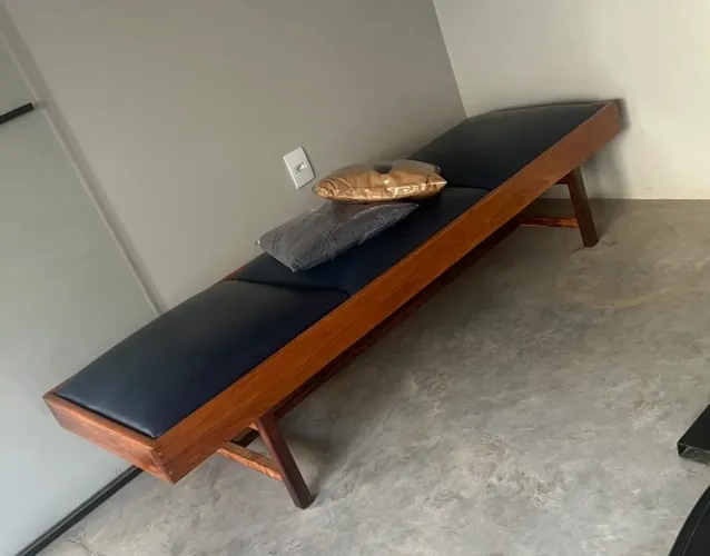 Cama tatame sofá 3 lugares. Madeira maciça