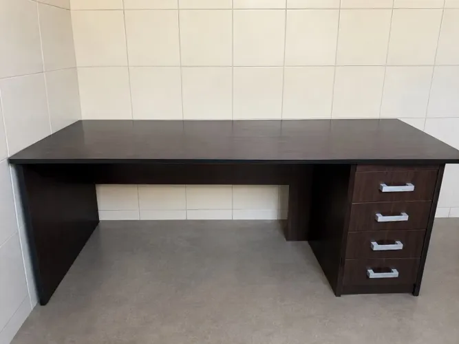 Mesa de Escritório Executiva com Gaveteiro (1,90 m x 0,85 m) - Excelente Estado
