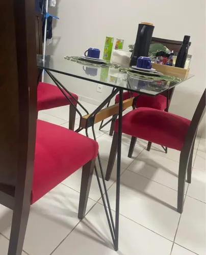 Jogo de mesa 4 lugares com cadeiras