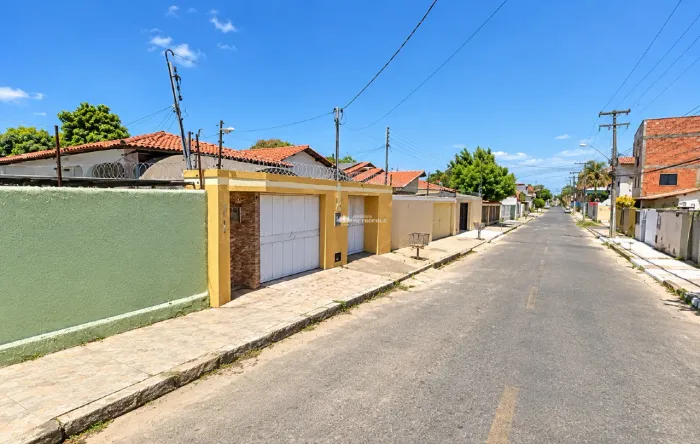 CASA RESIDENCIAL COM 06 VAGAS DE GARAGEM COBERTA NO BAIRRO MACAÚBA.