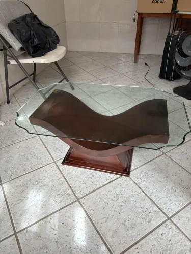 Mesa de centro de vidro com base de madeira 