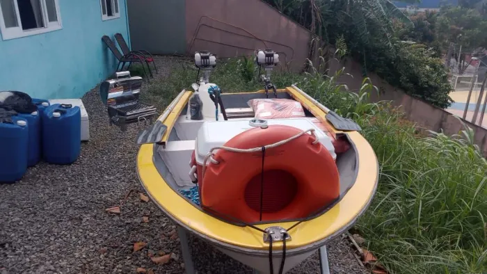 Vende barco com acessório 