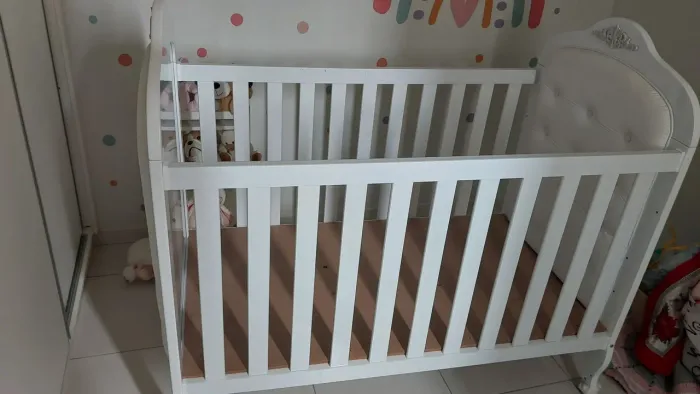 Berço 3 em 1. Branco, almofadado com rodinhas. 70% abaixo do preço.