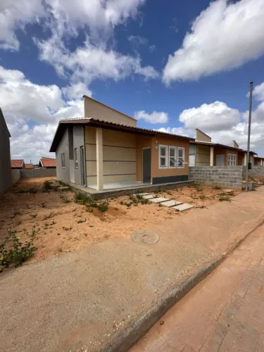 Passo linda casa com 2 quartos, sendo um suíte.