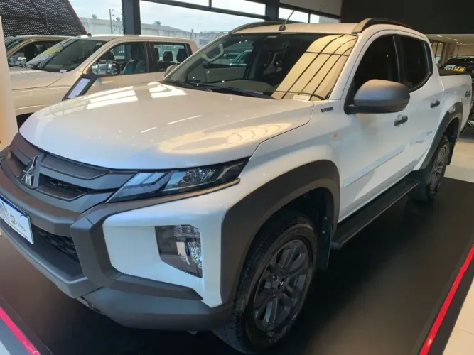 Mitsubishi L200 Tri. S. Outd. Plus 2.4 4X4 Die. AUT 2025