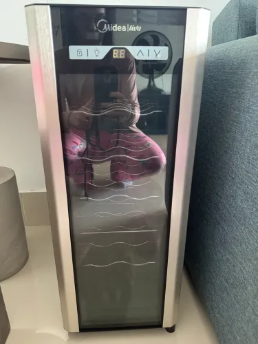 Adega Midea liva 10 garrafas semi nova 