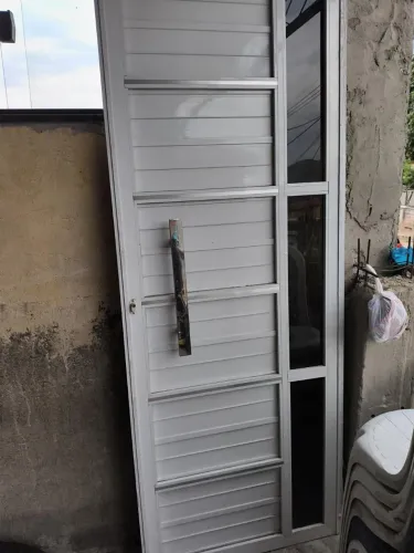Porta de lambril 2,10 x 85cm semi nova 