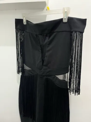 Vestido preto franjas