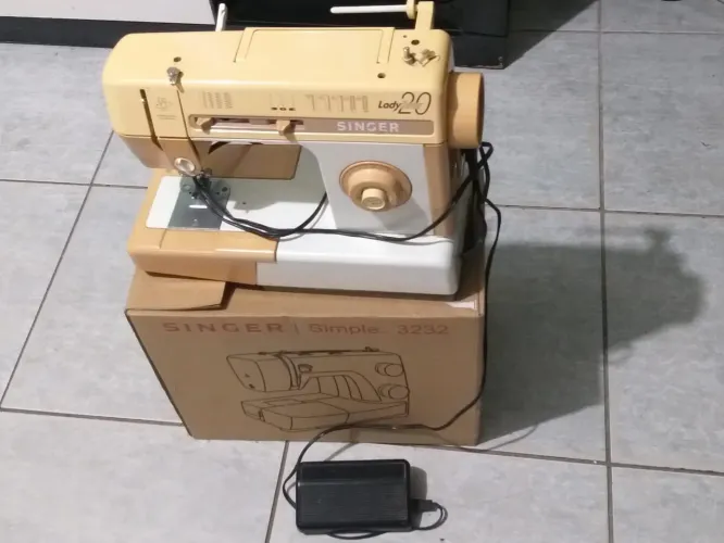 Máquina de costura reta e zig zag