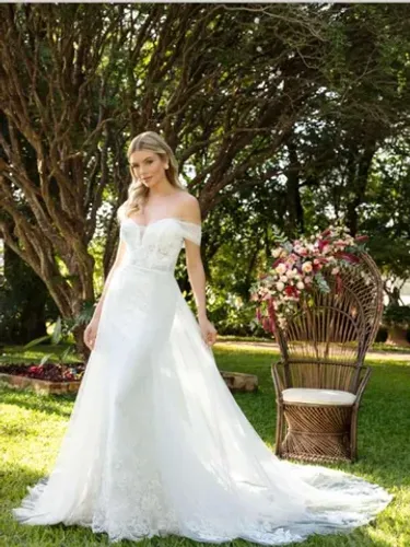 Vestido noiva estilo sereia off-white, decote ombro-a-ombro.