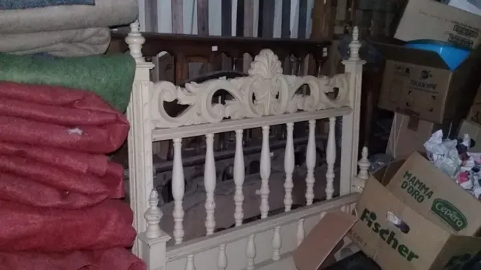 cama antiga solteiro madeira entalhada pintada em patina amarela